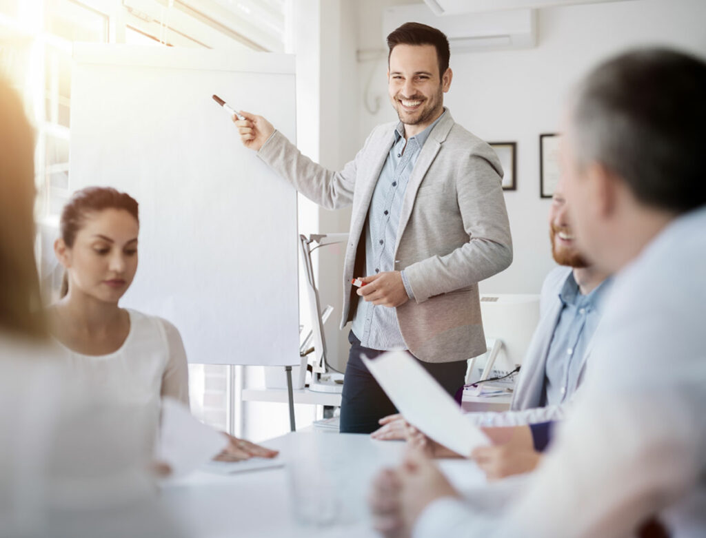 Un formateur avec des stagiaires